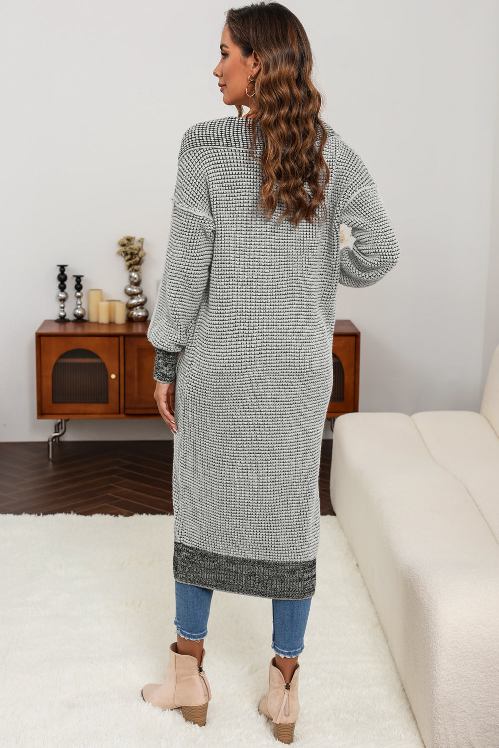 Grauer strukturierter strick-cardigan mit taschen