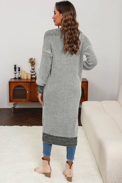 Grauer strukturierter strick-cardigan mit taschen