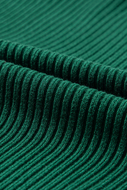 Schwarz-grüner aufgesetzter rippenstrickpullover mit kurzen ärmeln