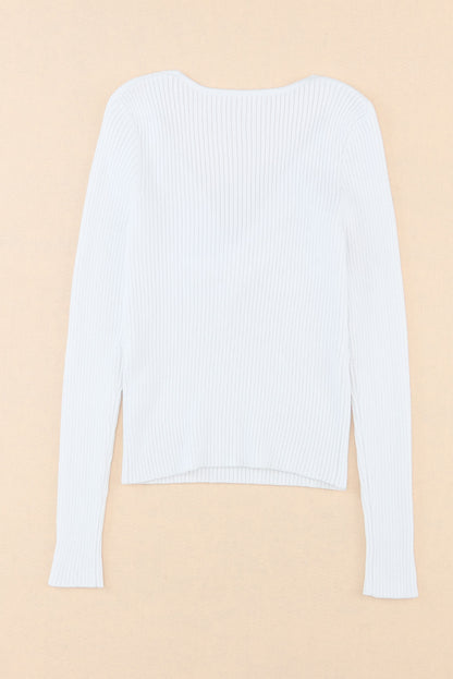 Weißer pullover mit gekreuztem kabel und v-ausschnitt