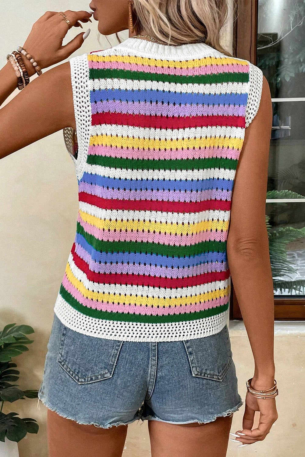 Mehrfarbig gestreifte strickweste mit ösen für schlanken pullover
