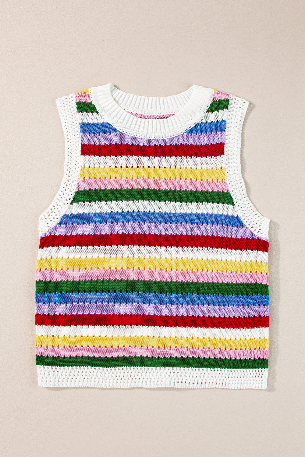 Mehrfarbig gestreifte strickweste mit ösen für schlanken pullover