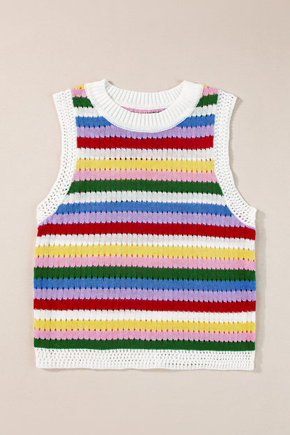 Mehrfarbig gestreifte strickweste mit ösen für schlanken pullover