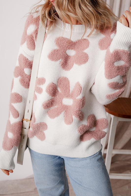 Weißer lockerer pullover mit strukturierten blumen an den schultern