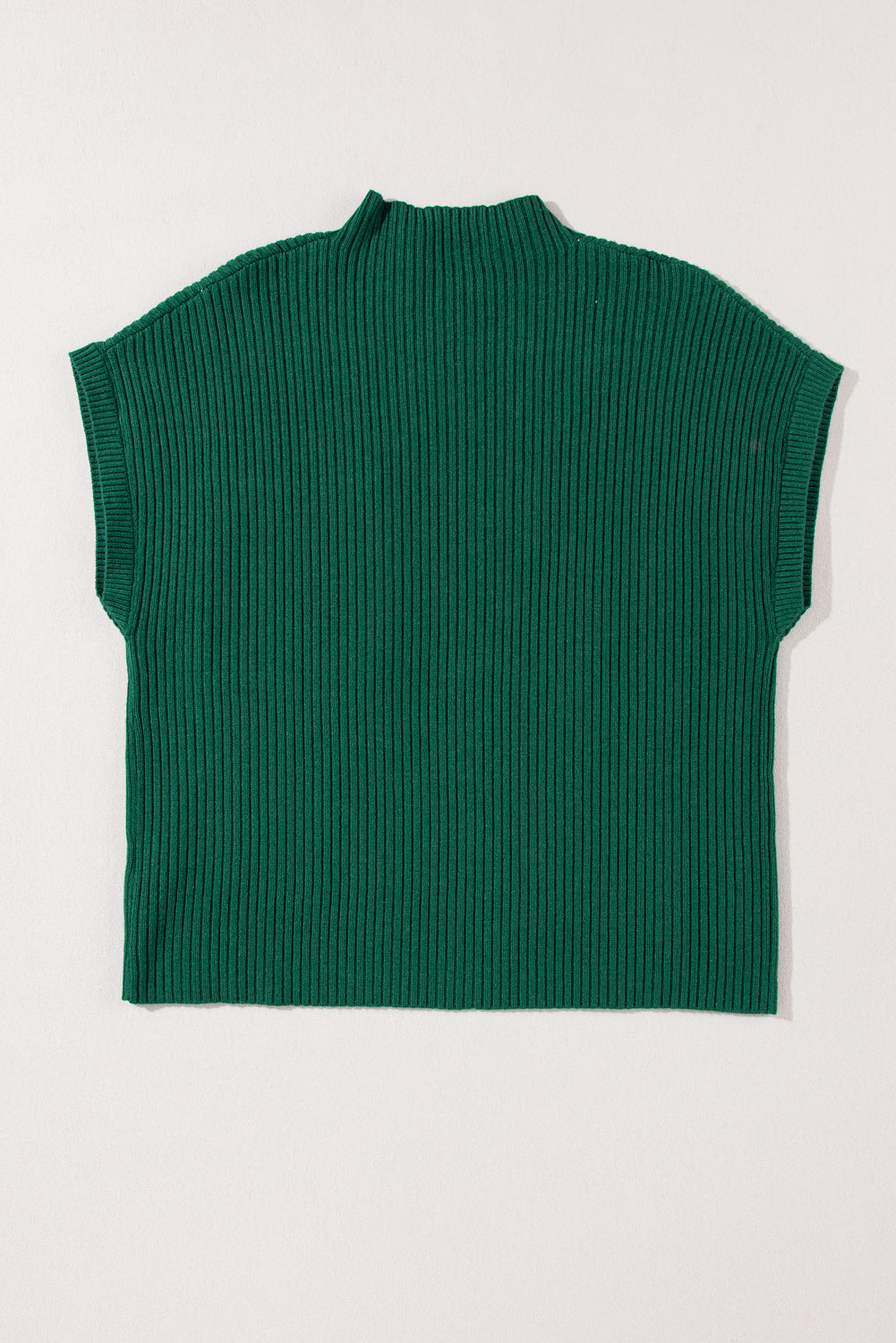 Schwarz-grüner aufgesetzter rippenstrickpullover mit kurzen ärmeln