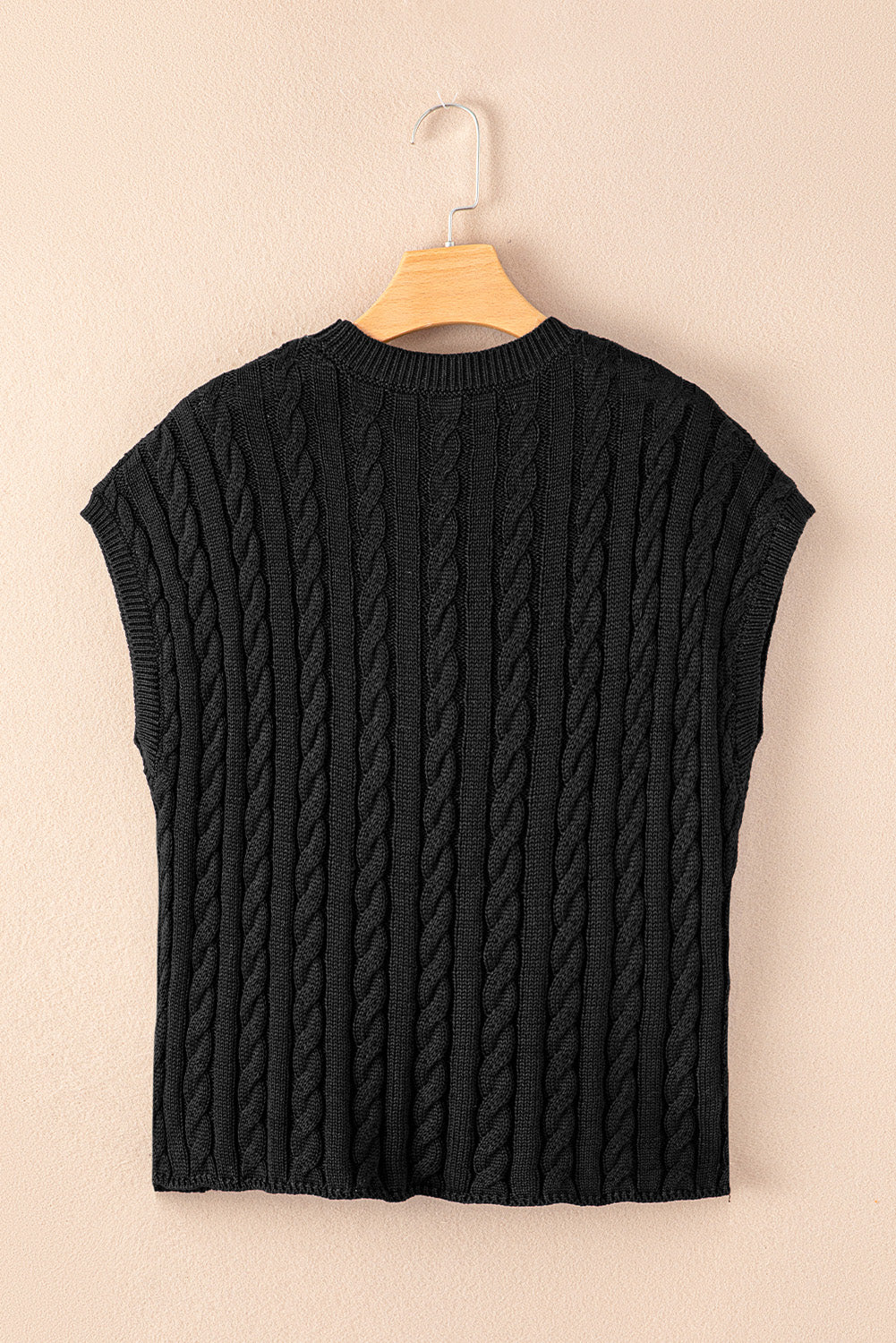 Schwarzer kurzarmpullover mit rundhalsausschnitt aus kabelstrick