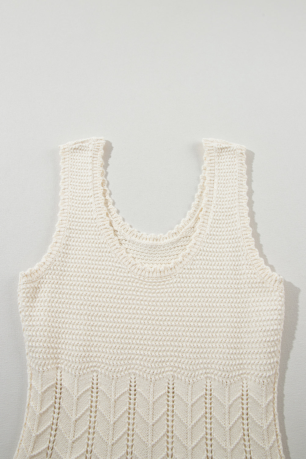 Beigefarbenes strickkleid ohne ärmel mit mischstruktur
