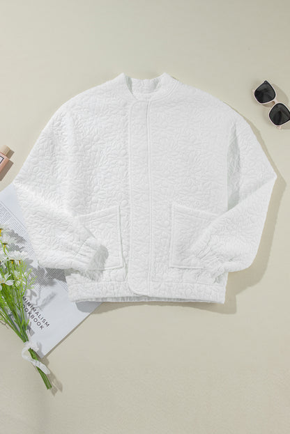 Weiße gesteppte jacke mit blumenmuster