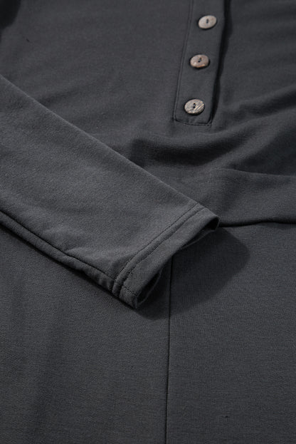 Grauer langarm-overall mit knöpfen und weitem bein