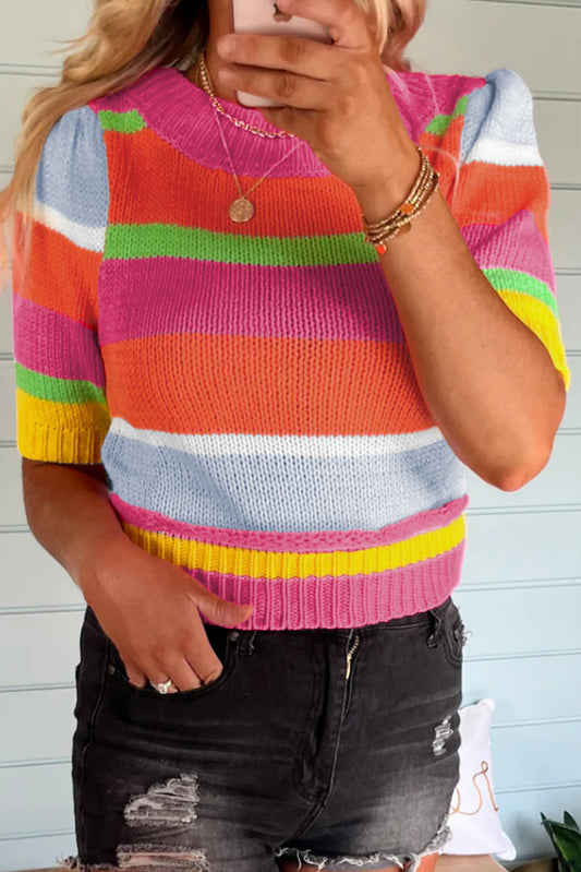 Mehrfarbiger kurzarmpullover mit farbblockmuster und kurzen ärmeln