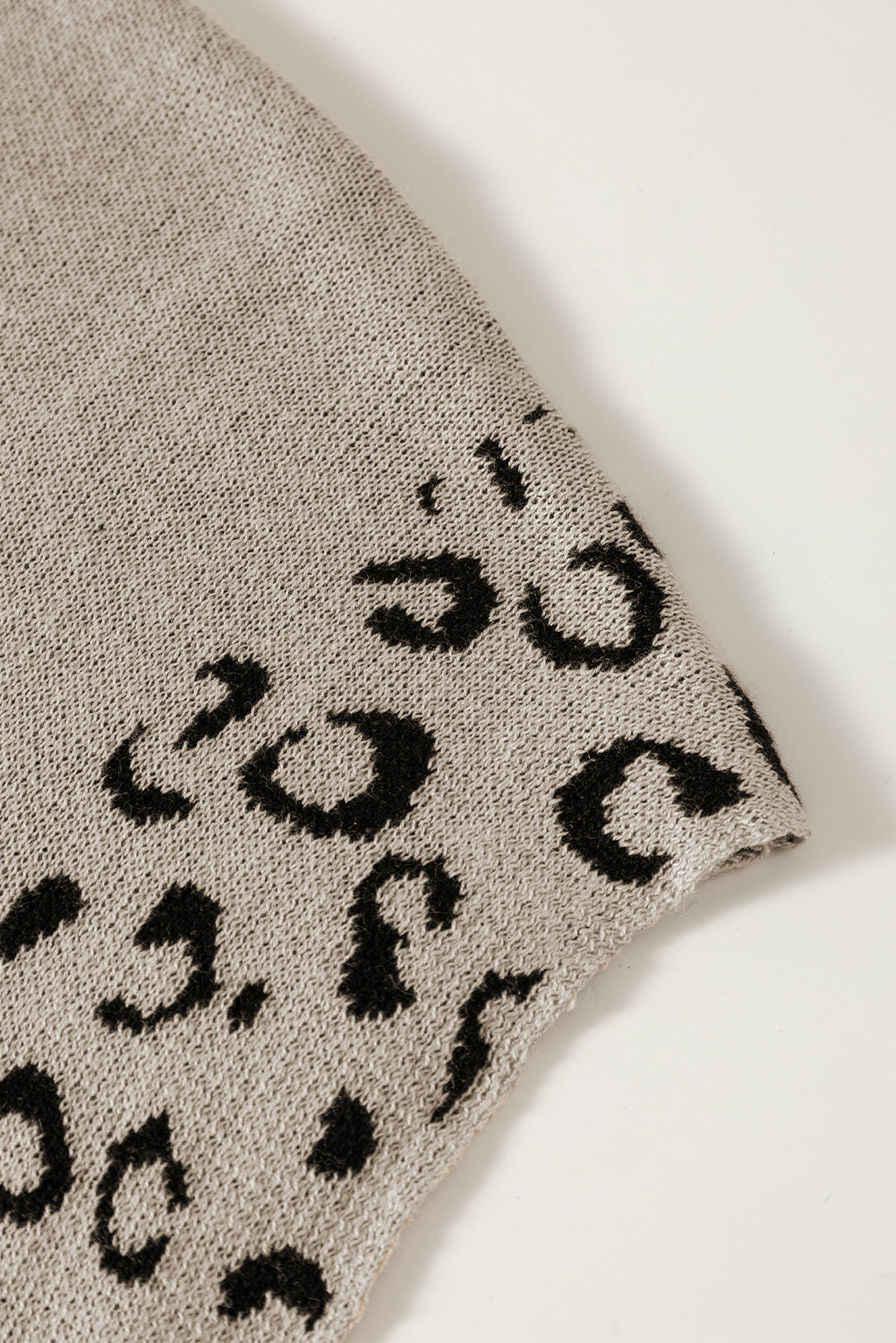 Rauchgrauer leopardenbesatz hochgeschlossener kurzarmpullover