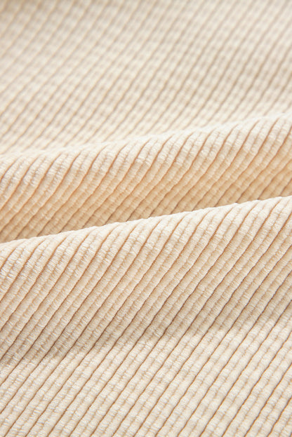 Haferflockenfarbene kordjacke mit klappentasche und knopfleiste