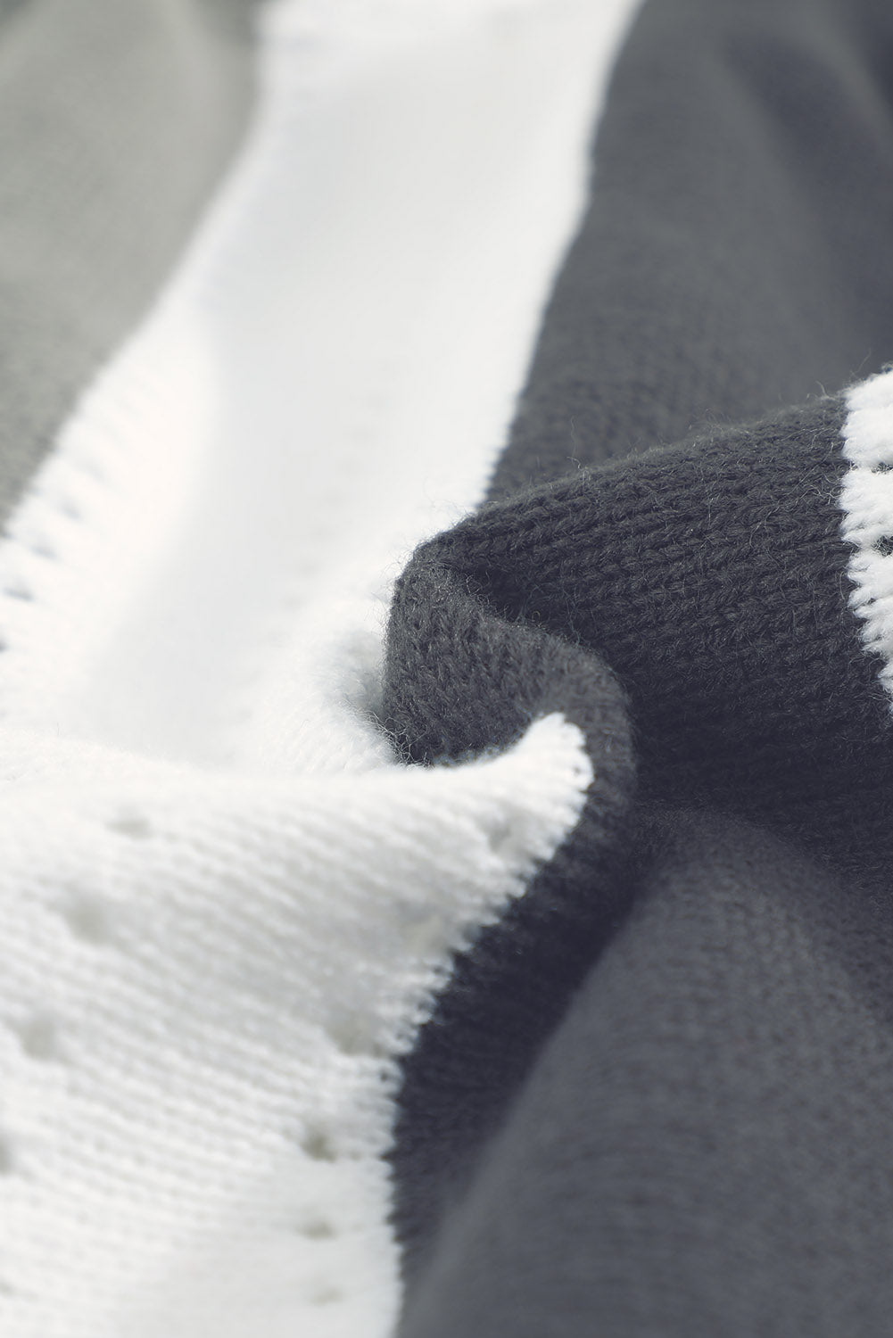 Grauer gestreifter colorblock v-ausschnitt strickpullover