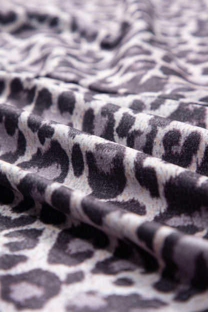 Schwarzes langärmeliges maxikleid mit leopardenmuster