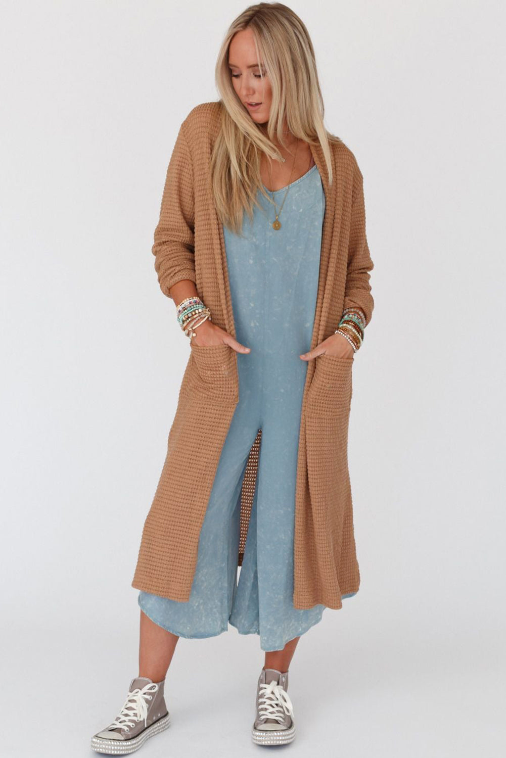 Kastanienbrauner langer waffelstrick-cardigan mit taschen