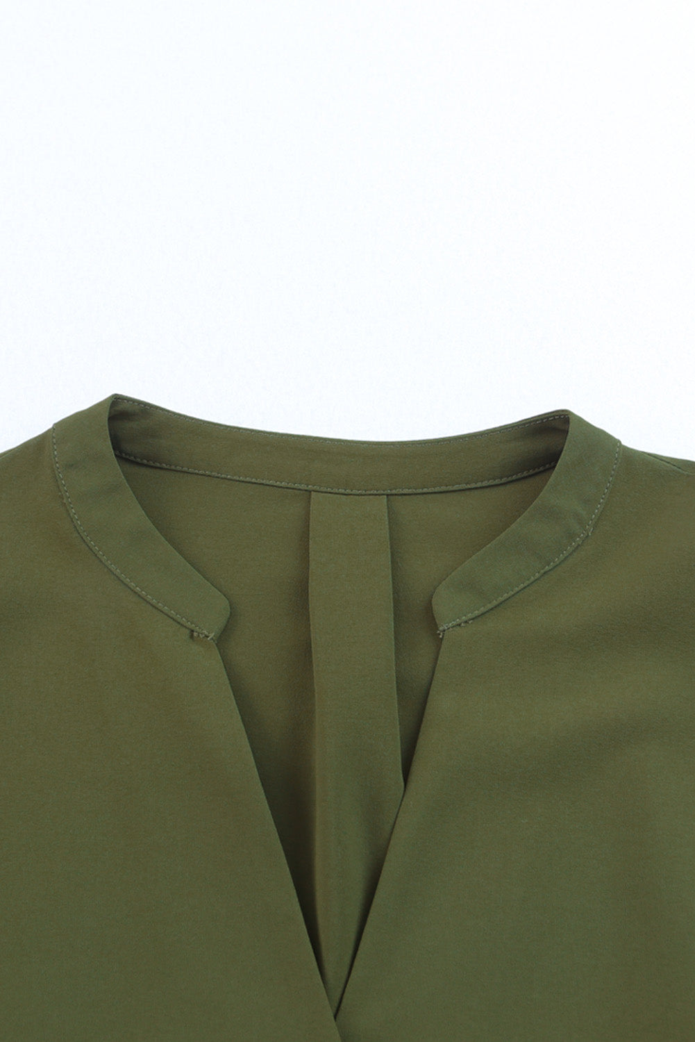 Grünes shirtkleid mit gerafften ärmeln und geteiltem v-ausschnitt