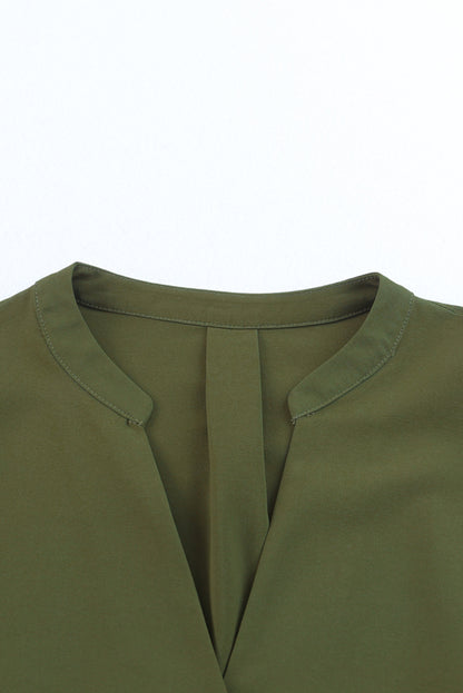 Grünes shirtkleid mit gerafften ärmeln und geteiltem v-ausschnitt