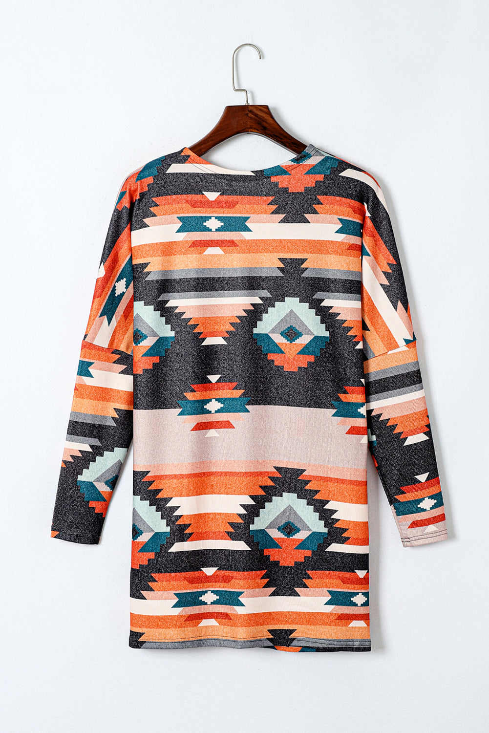 Orangefarbene strickjacke mit aztekischem stammesmuster