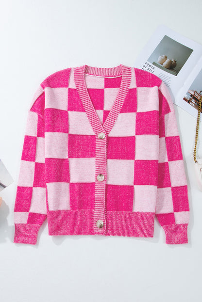 Rosa karierte strickjacke mit v-ausschnitt und geknöpften schultern