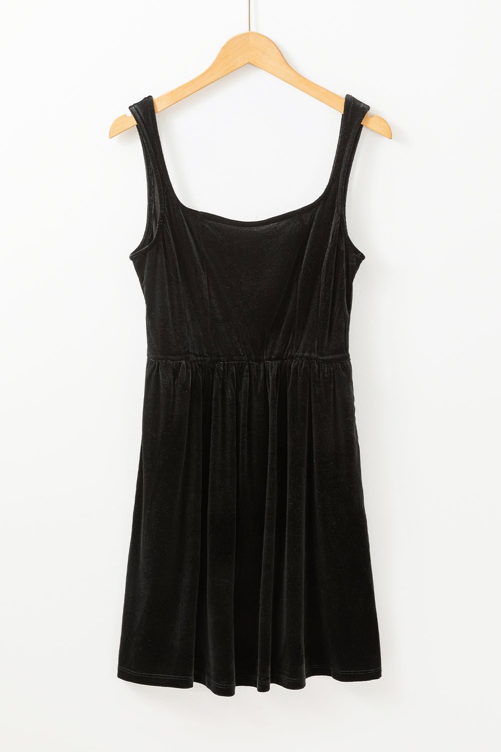 Schwarzes samtminikleid mit quadratischem ausschnitt und hoher taille und taschen