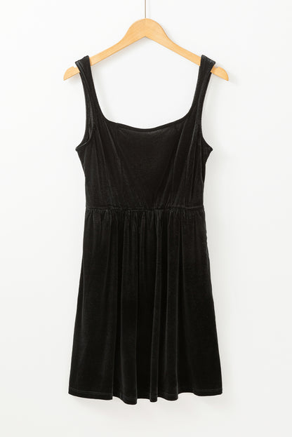Schwarzes samtminikleid mit quadratischem ausschnitt und hoher taille und taschen
