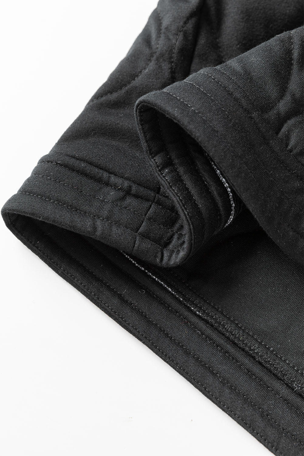 Schwarze jacke mit gestepptem druckknopf in uni-farbe