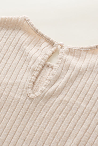Pergamentfarbener gerippter kurzarm-overall mit weitem bein