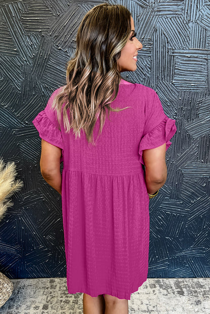 Rosenrotes strukturiertes Minikleid mit kurzen Ärmeln und Rüschen
