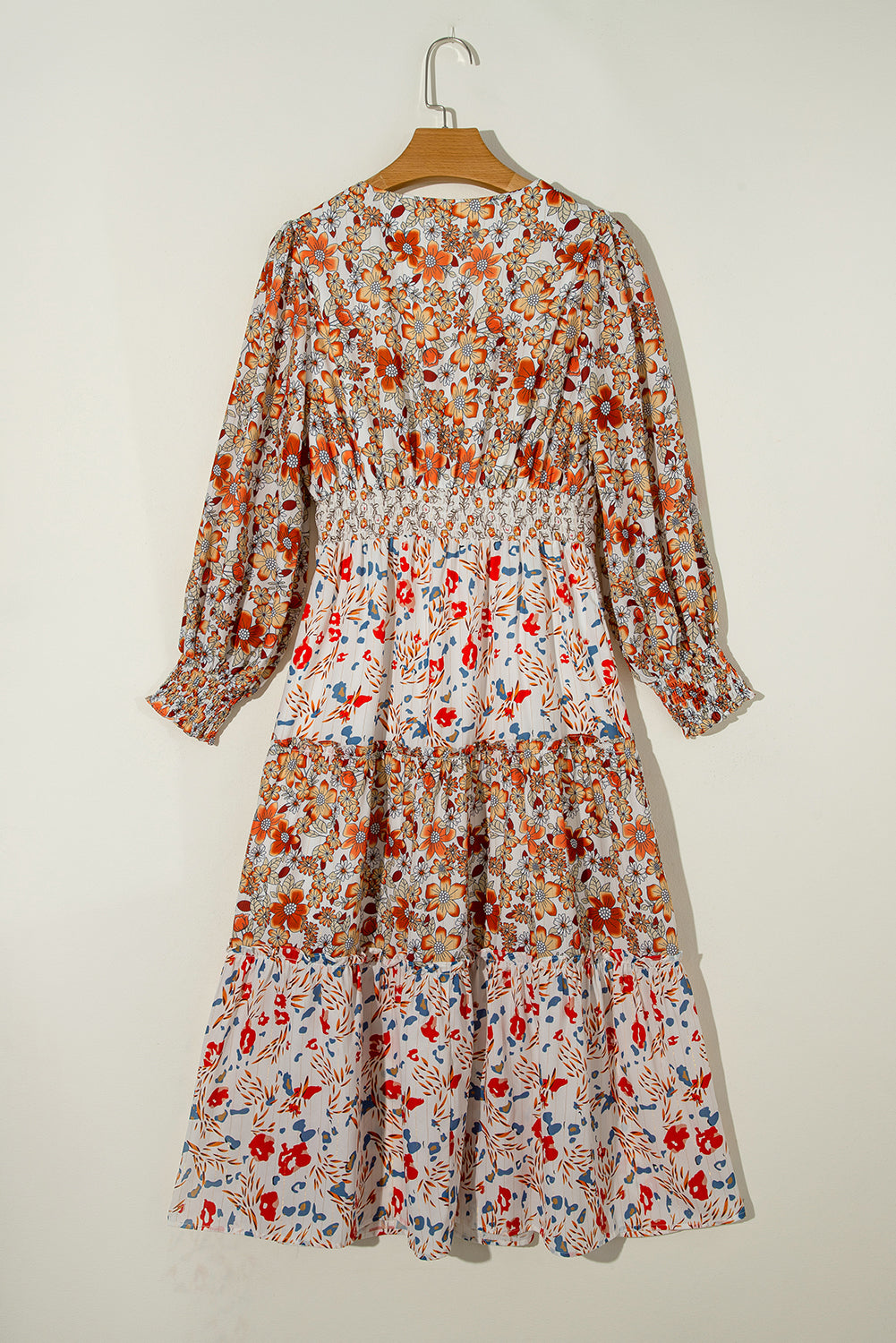 Khakifarbenes langarm-midikleid mit blumenmuster und gerafftem v-ausschnitt