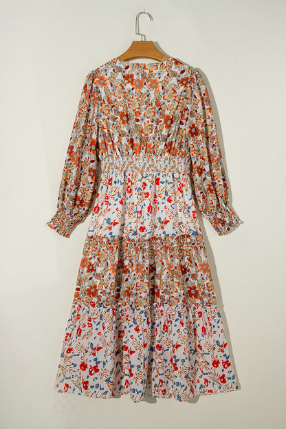Khakifarbenes langarm-midikleid mit blumenmuster und gerafftem v-ausschnitt