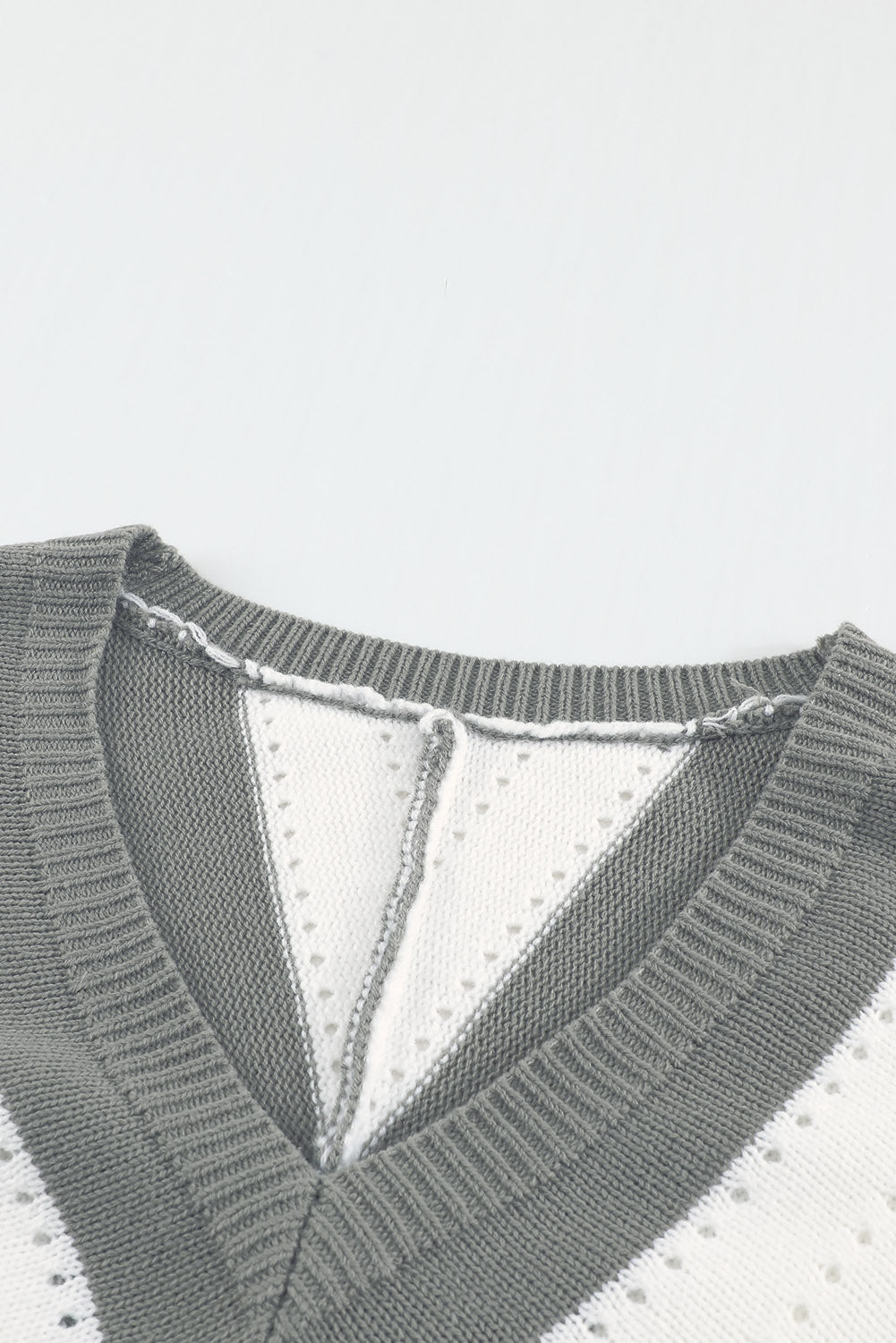 Grauer gestreifter colorblock v-ausschnitt strickpullover