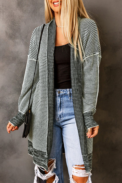 Graue karierte strickjacke mit offener vorderseite