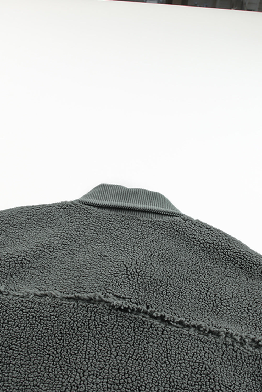 Graue sherpa jacke mit cordbesatz und ellbogenaufnäher