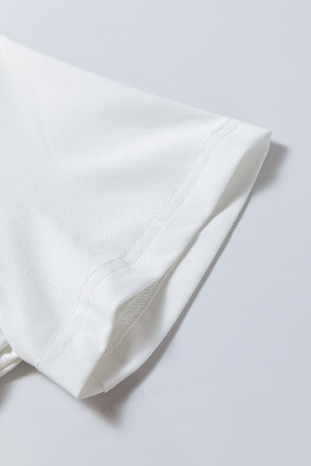 Weißes kurzärmeliges freizeitkleid mit gerüschtem saum