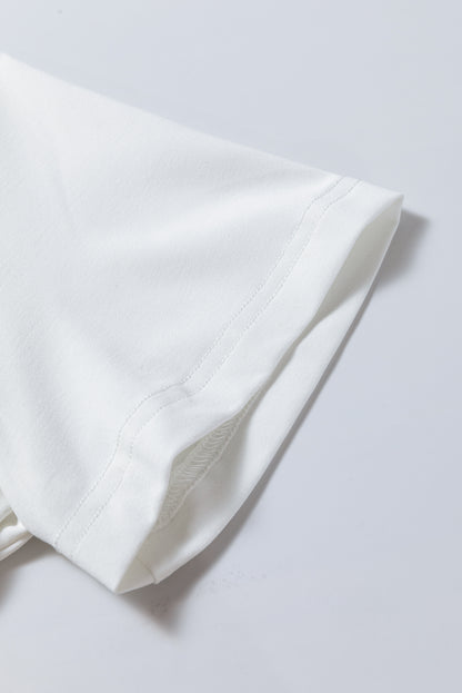 Weißes kurzärmeliges freizeitkleid mit gerüschtem saum