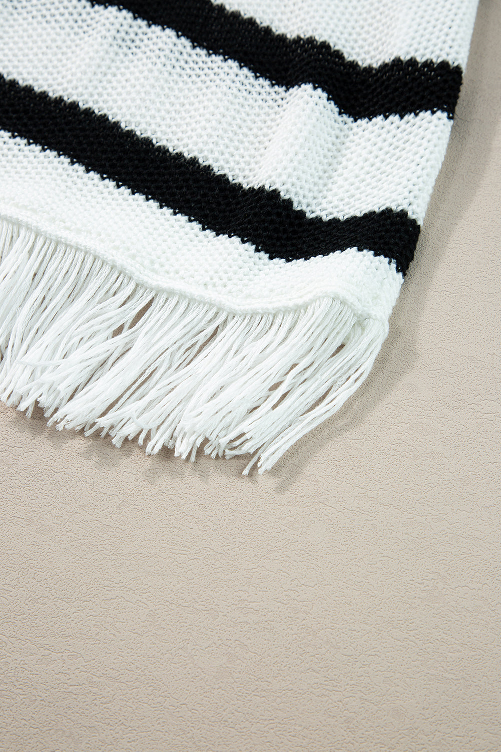 Beige gestreiftes, locker gestricktes fransen-top