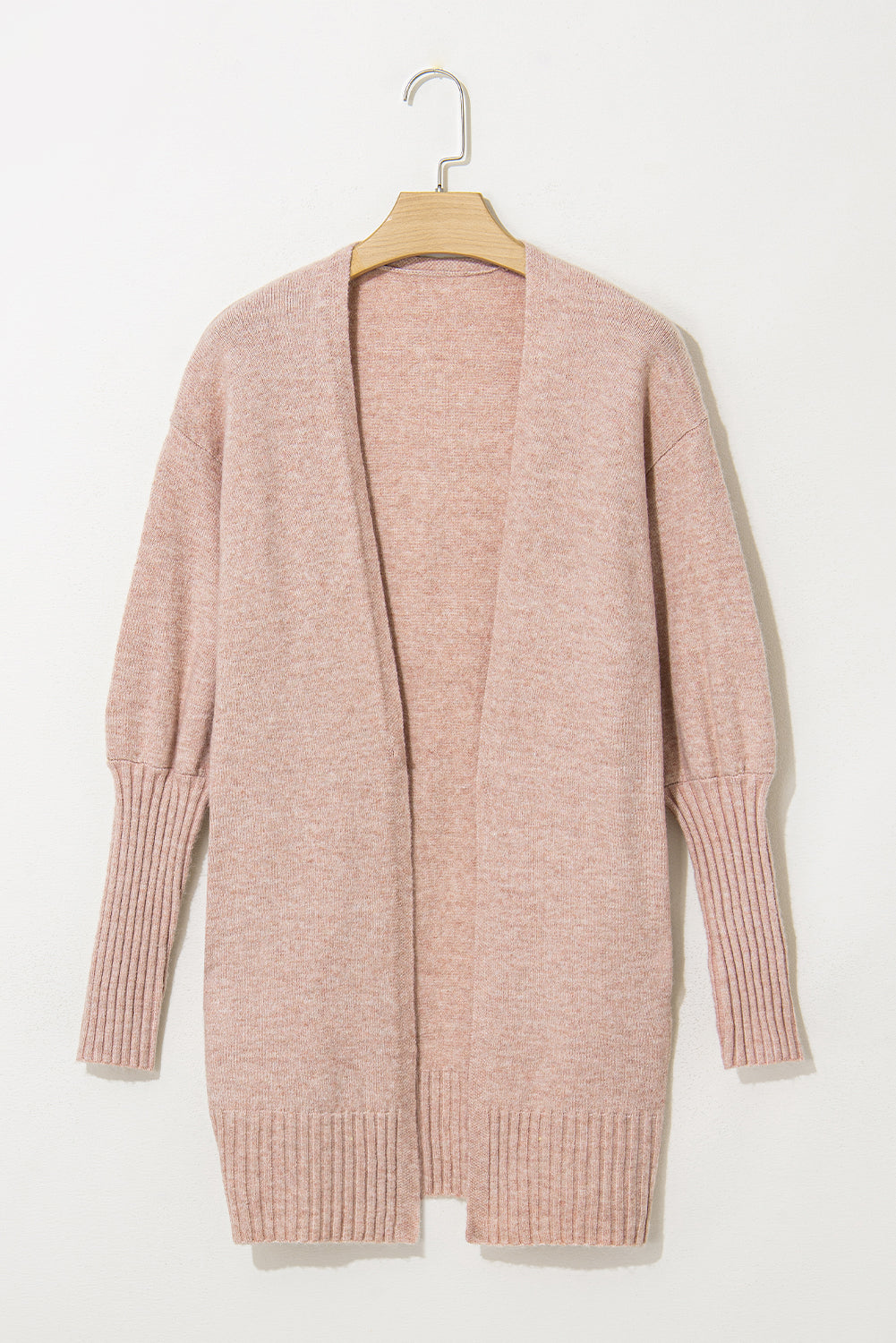 Rauchgraue strickjacke mit geripptem saum und offenen puffärmeln