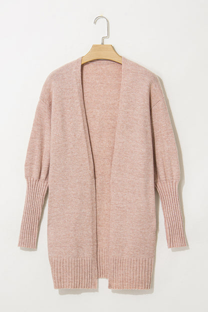 Rauchgraue strickjacke mit geripptem saum und offenen puffärmeln