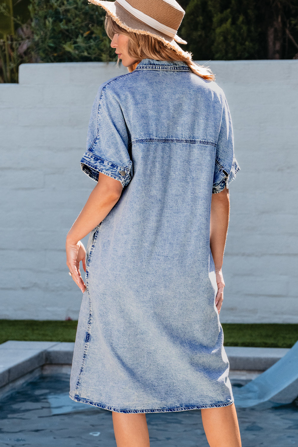 Hellblaues lockeres Hemd mit kurzen Ärmeln und mittlerer Waschung Chambray-Kleid