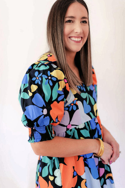 Blaues ausgestelltes Kleid mit geteiltem Halsausschnitt und Blumenmuster