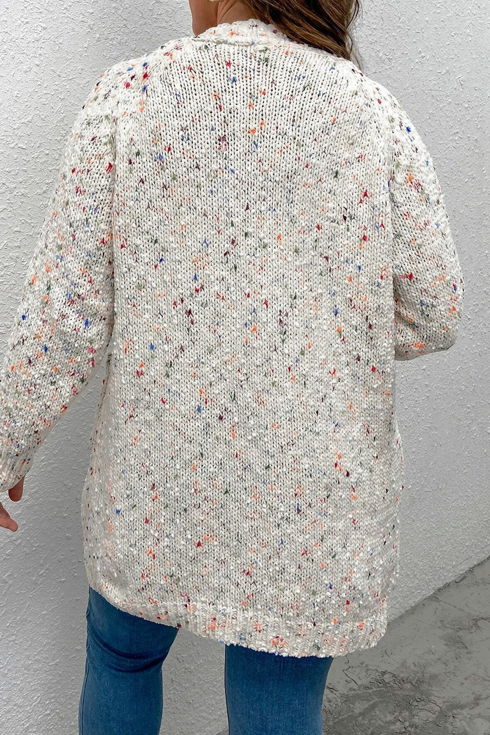 Weiße regenbogen-popcorn-sprenkel strickjacke mit offener vorderseite