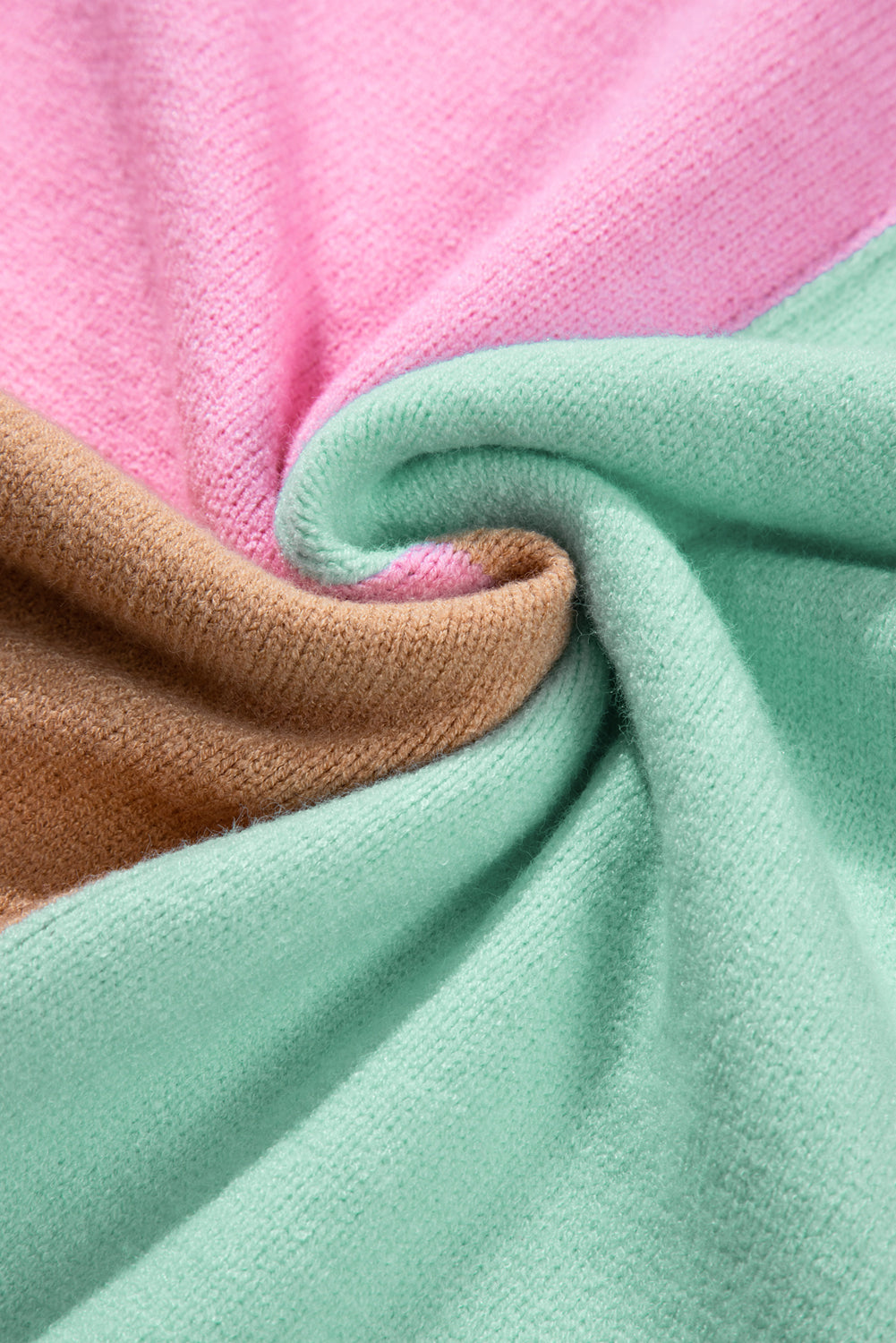 Mehrfarbiger colorblock-pullover mit geripptem halsausschnitt