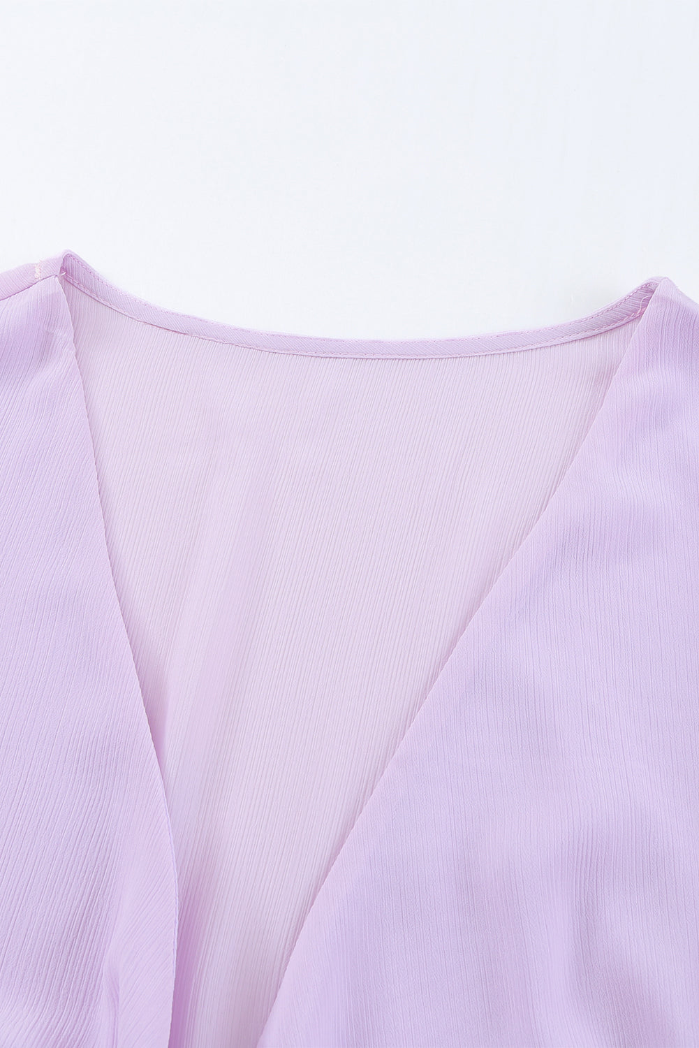Laternenärmel mit tiefem v-ausschnitt und geknotetem minikleid