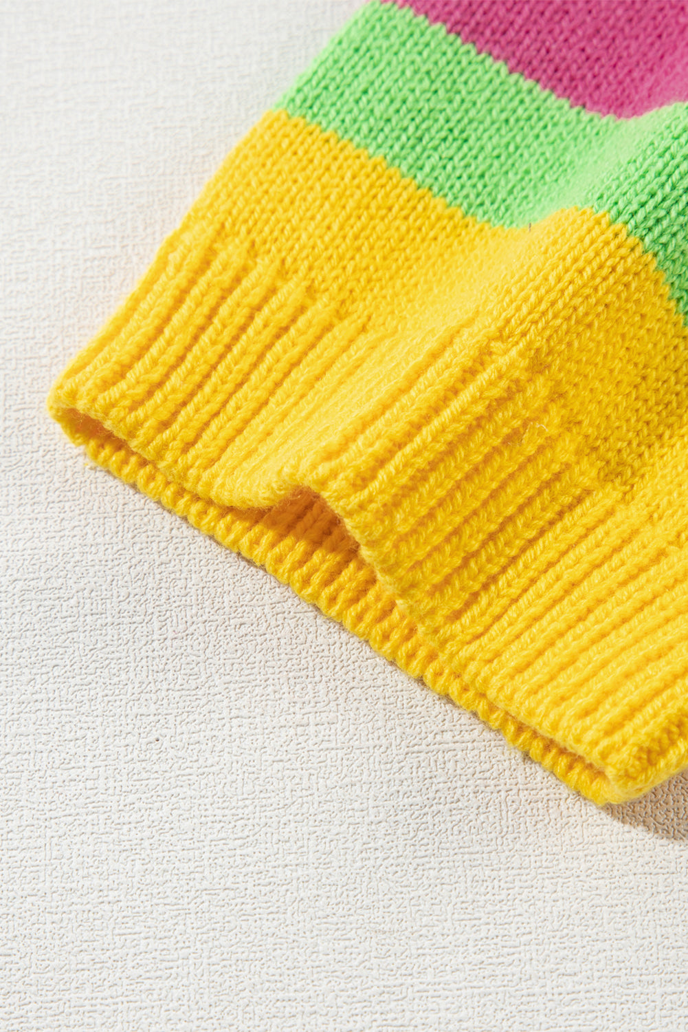 Mehrfarbiger kurzarmpullover mit farbblockmuster und kurzen ärmeln