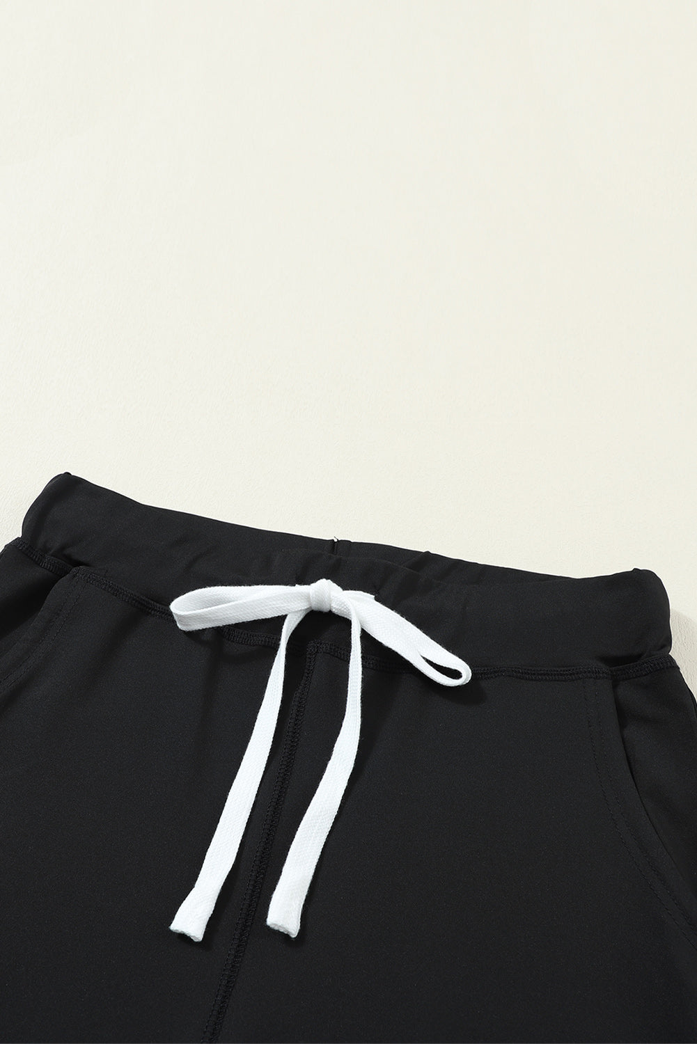 Schwarze jogginghose mit kordelzug an der taille