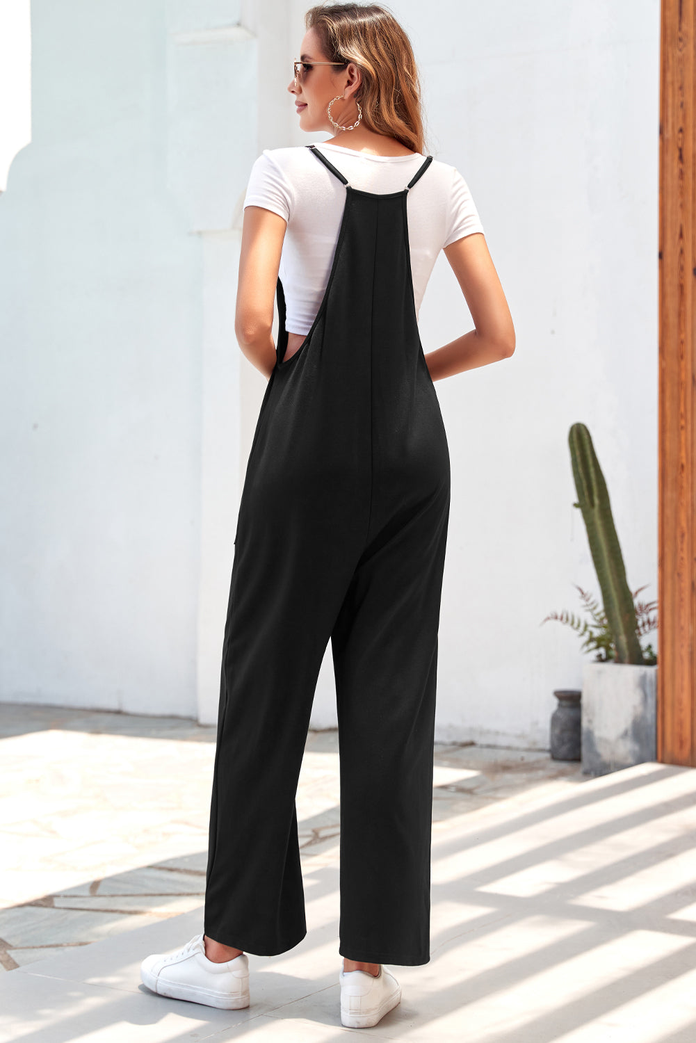 Schwarzer pocketed adjustable spaghetti strap straight leg jumpsuit
