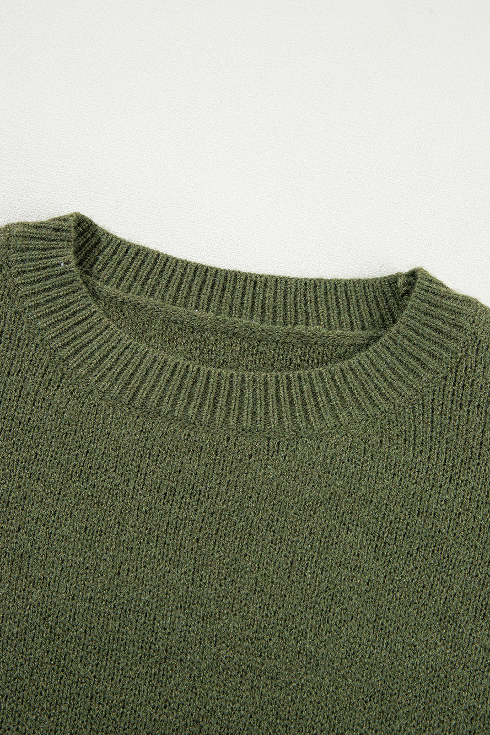 Moosgrüner pullover mit blumenärmeln und hängeschultern