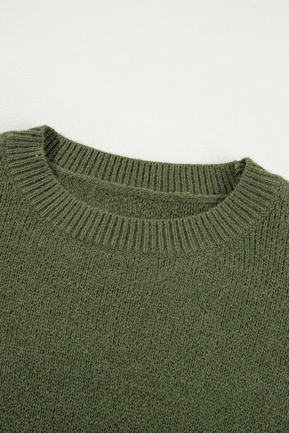 Moosgrüner pullover mit blumenärmeln und hängeschultern