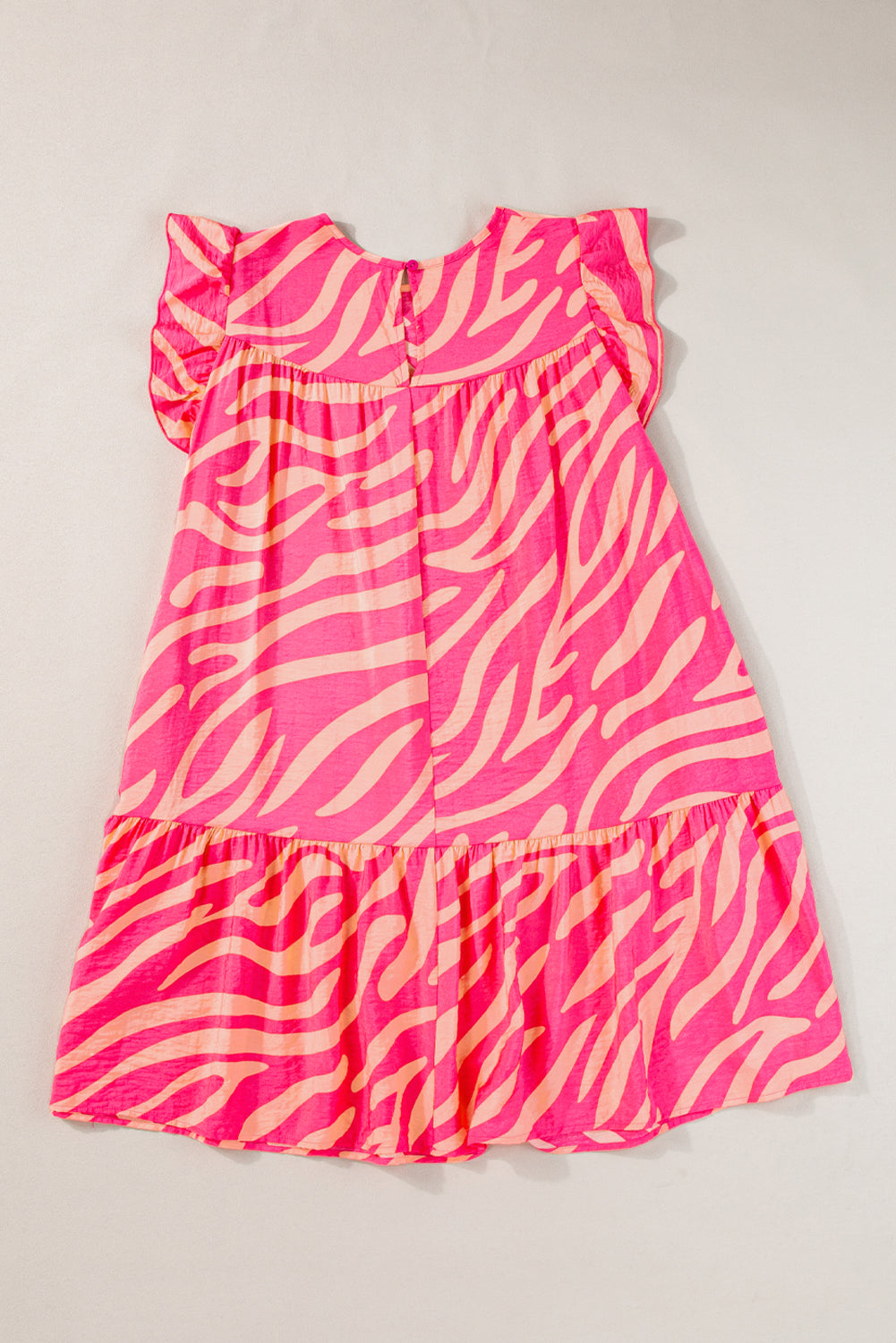 Rosa zebrastreifen bedrucktes kleid mit rüschenbesatz und taschen
