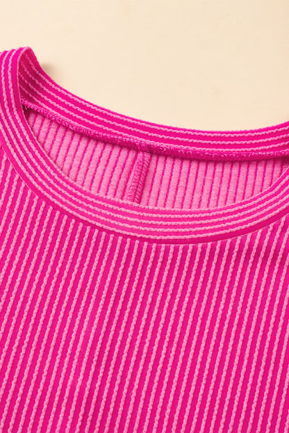 Rosarotes strukturiertes Minikleid mit gerafften Flatterärmeln